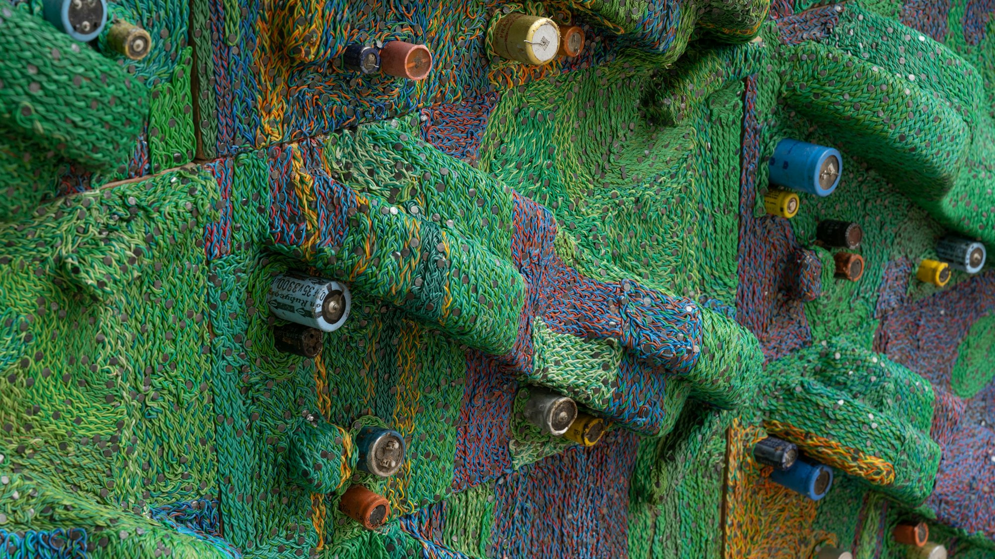 Ein Gemälde aus Kabeln und Elektronikschrott