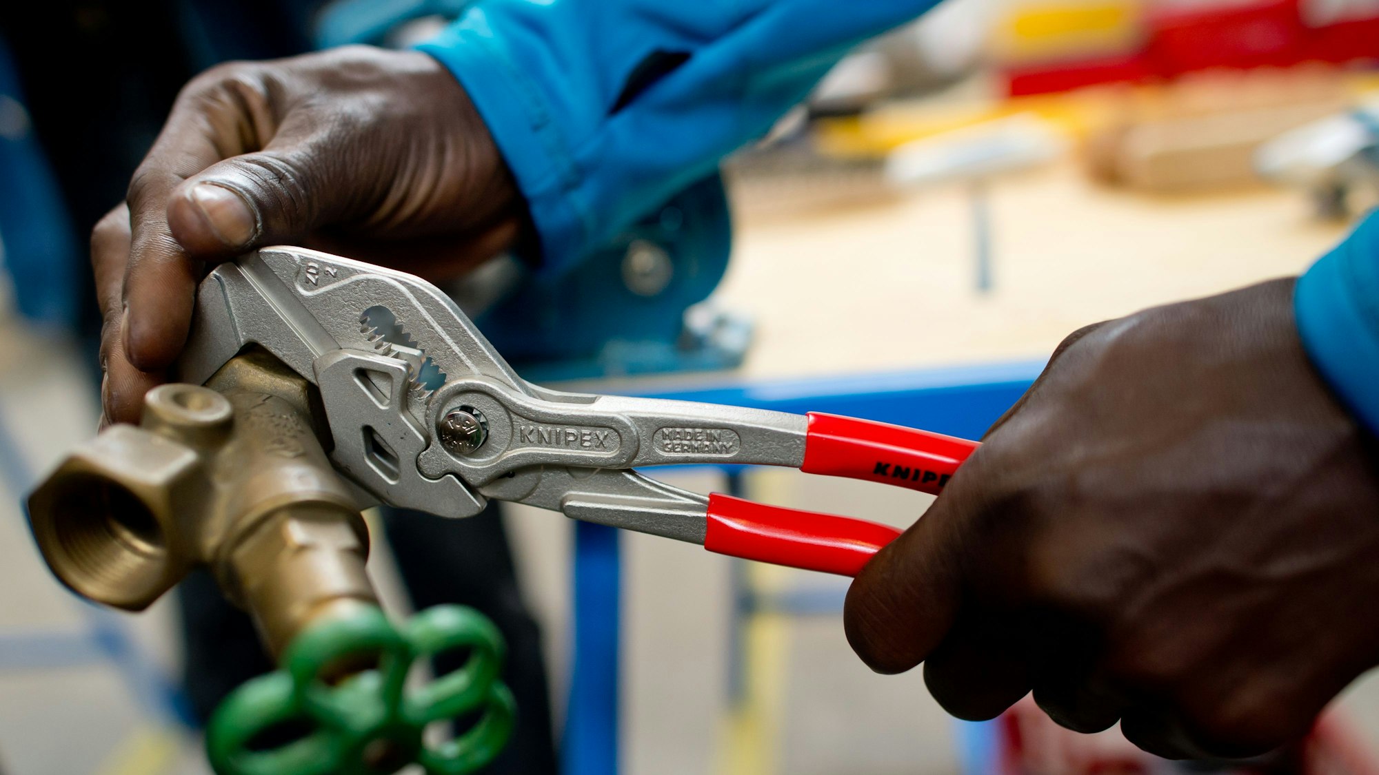 Ein Flüchtling arbeitet in der Lernwerkstatt.