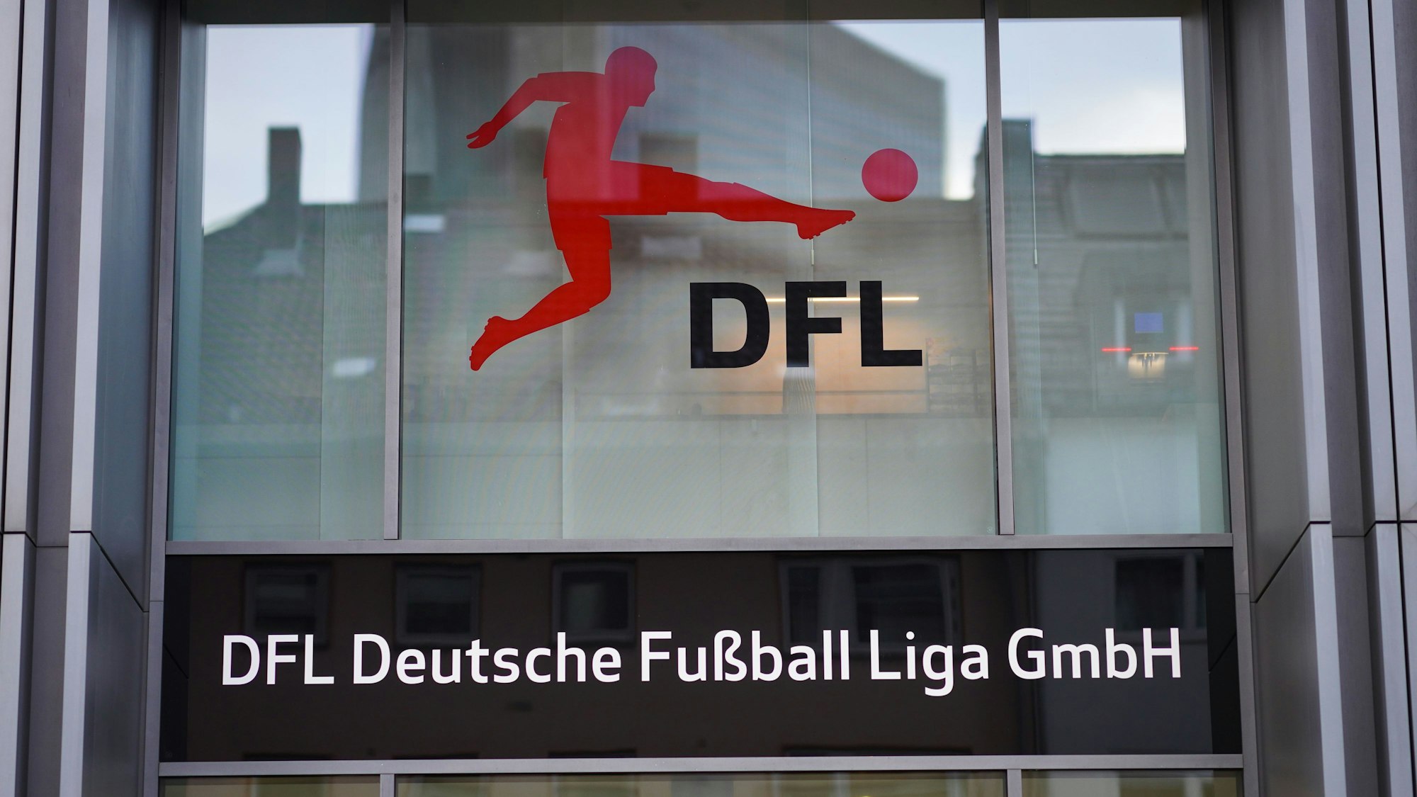 Das Logo der Deutschen Fußball Liga GmbH (DFL) am Eingang der DFL-Zentrale in Frankfurt/Main.