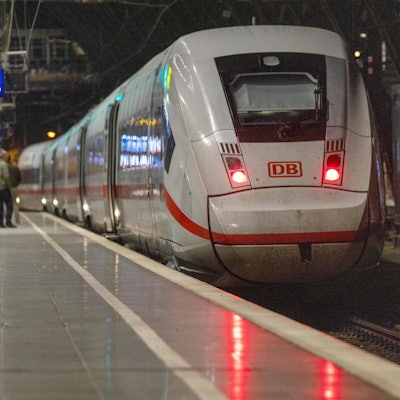 Ein ICE steht am Bahnsteig im Hauptbahnhof Köln.