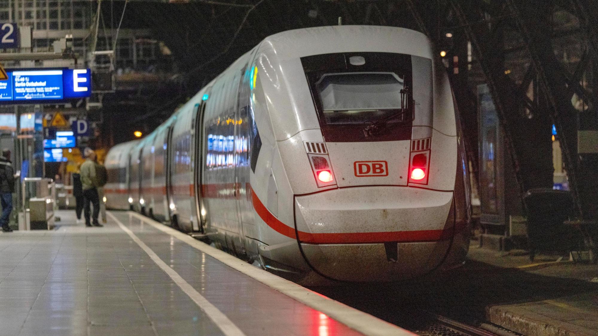 Ein ICE steht am Bahnsteig im Hauptbahnhof Köln.