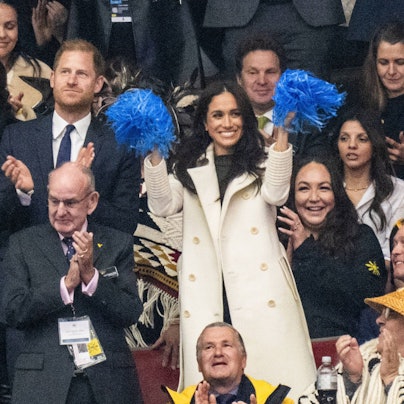 Herzogin Meghan winkt neben Prinz Harry mit blauen Pompons und feuert die Teilnehmer der Invictus Games begeistert an.