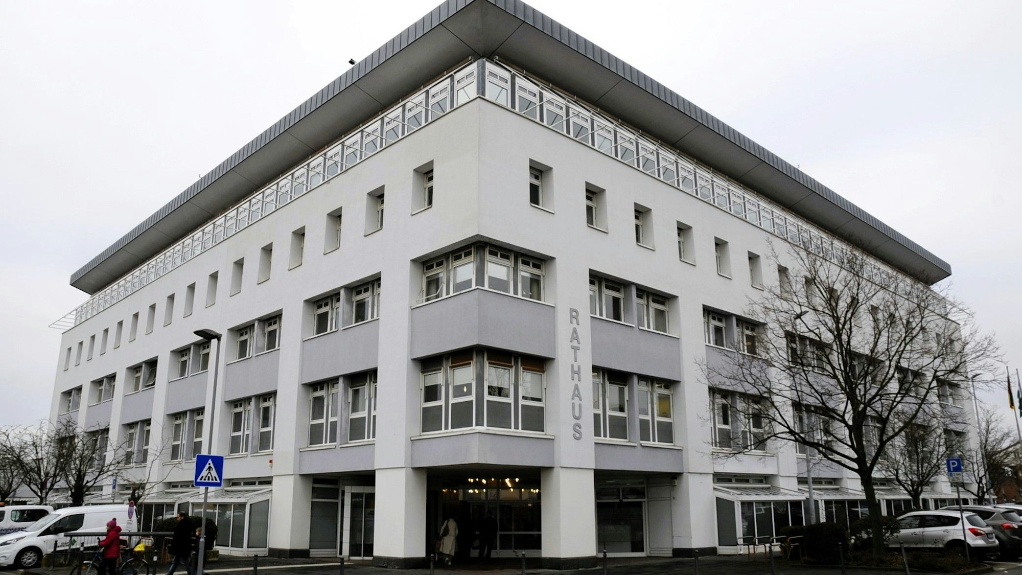 Zu sehen ist ein weißes Gebäude mit der Aufschrift ‚Rathaus‘.