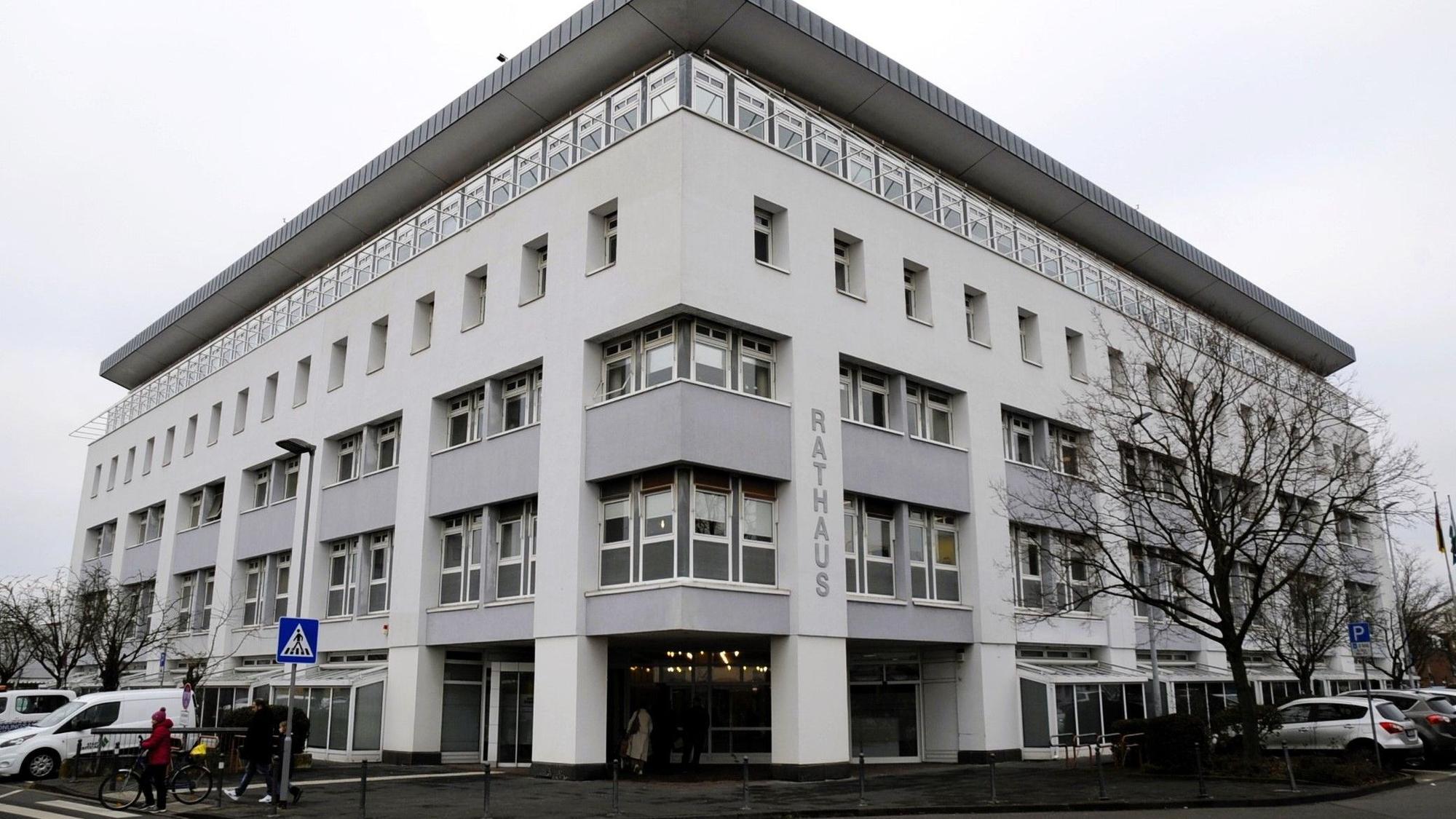 Vor dem Rathaus in Liblar wird am Dienstag (4. November) eine Mahnwache abgehalten. Anlass ist der erstmalige Einzug der AfD in den Stadtrat. Eine Gegendemonstration ist ebenfalls angemeldet.