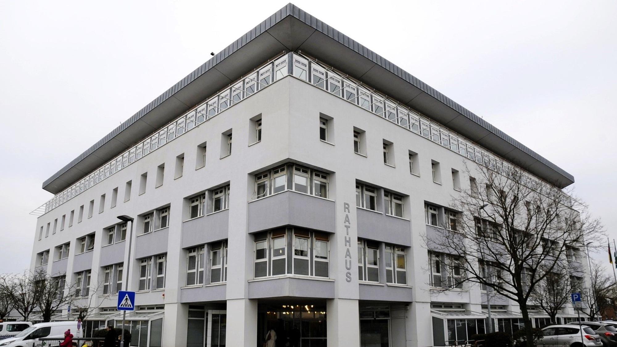 Zu sehen ist ein weißes Gebäude mit der Aufschrift „Rathaus“.
