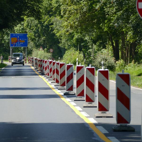Eine Straße, mit Warnbaken abgesperrt.