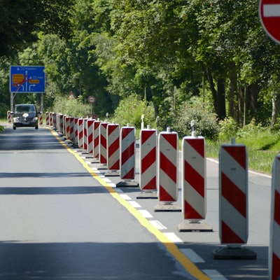 Eine Straße, mit Warnbaken abgesperrt.