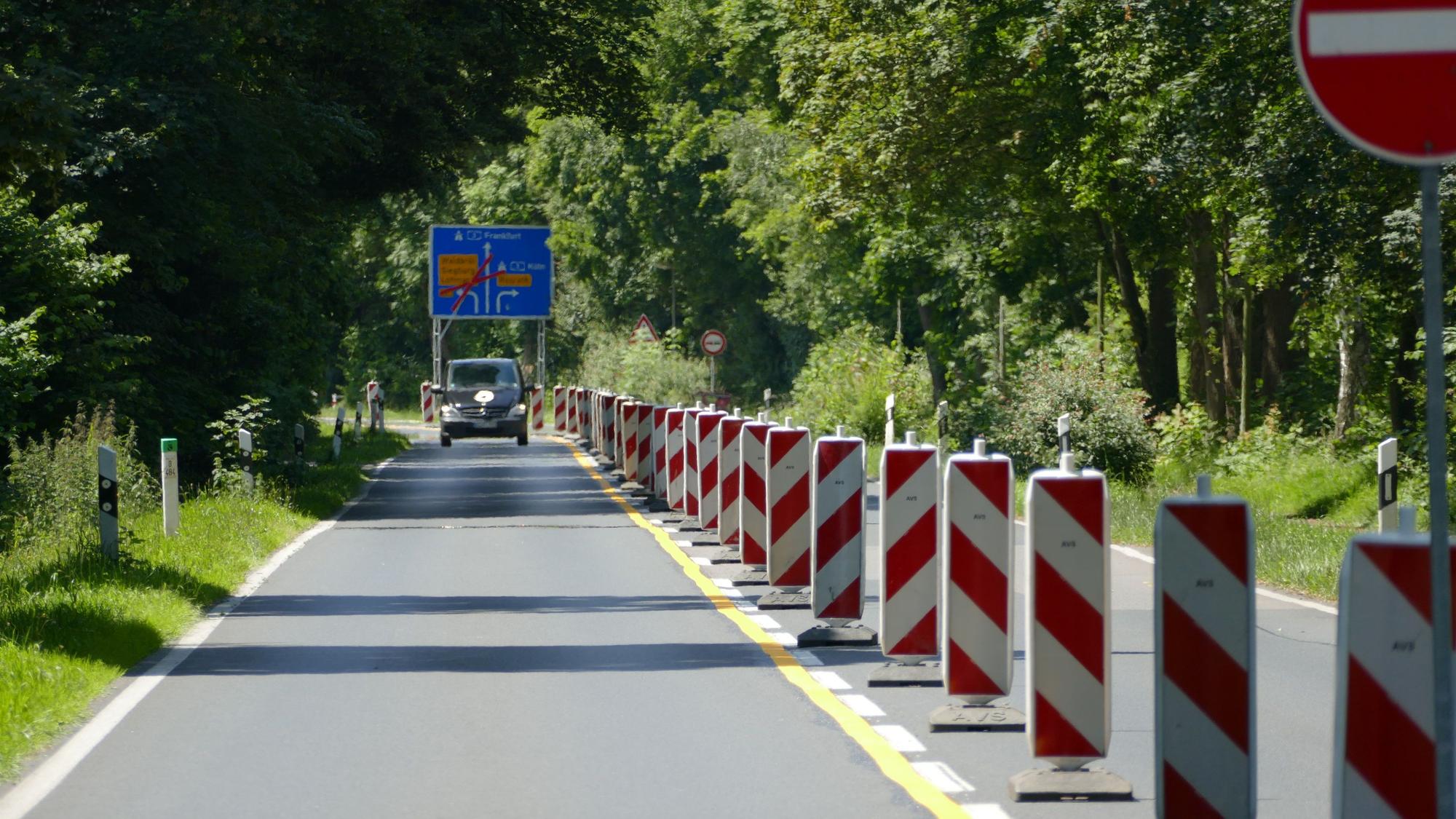 Eine Straße, mit Warnbaken abgesperrt.