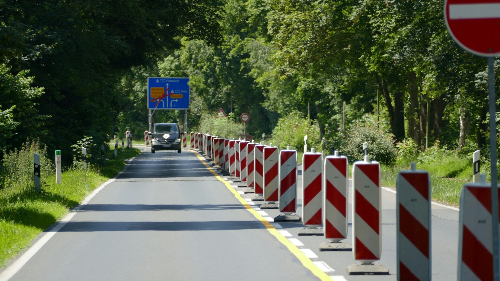 Eine Straße, mit Warnbaken abgesperrt.
