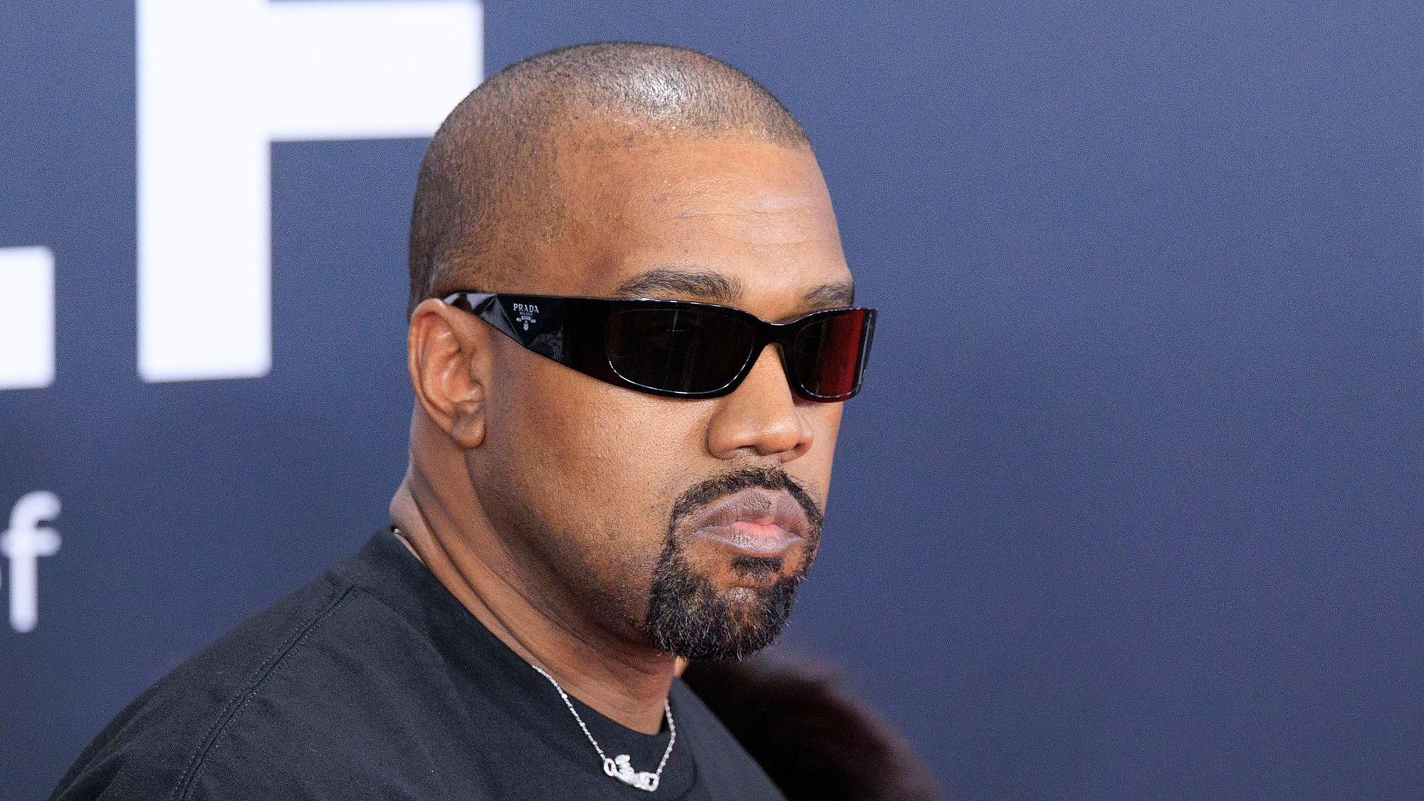 Rapper und Unternehmer Kanye „Ye“ West posiert.