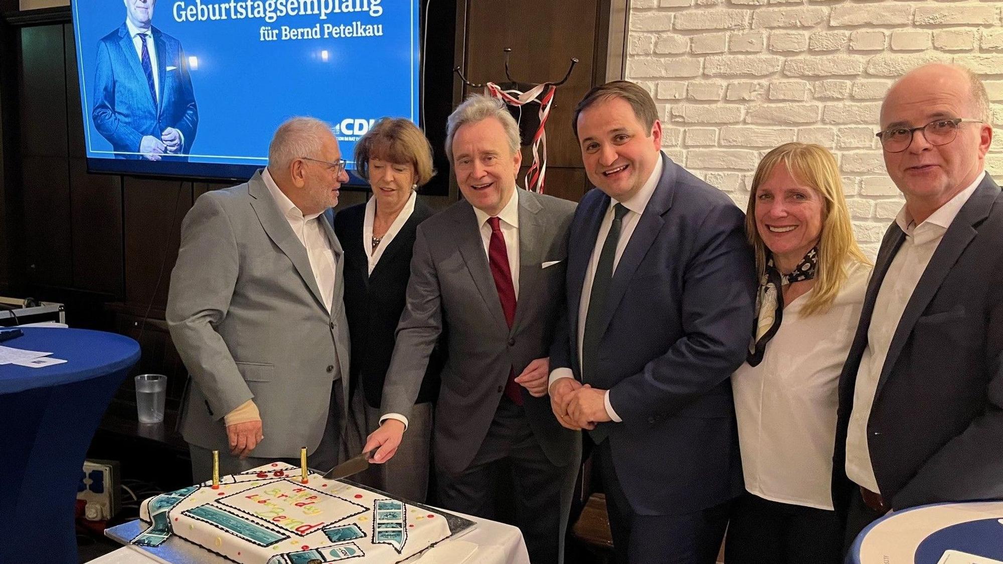 Bernd Petelkau (3. von links) schneidet die Torte zu seinem Geburtstag an.