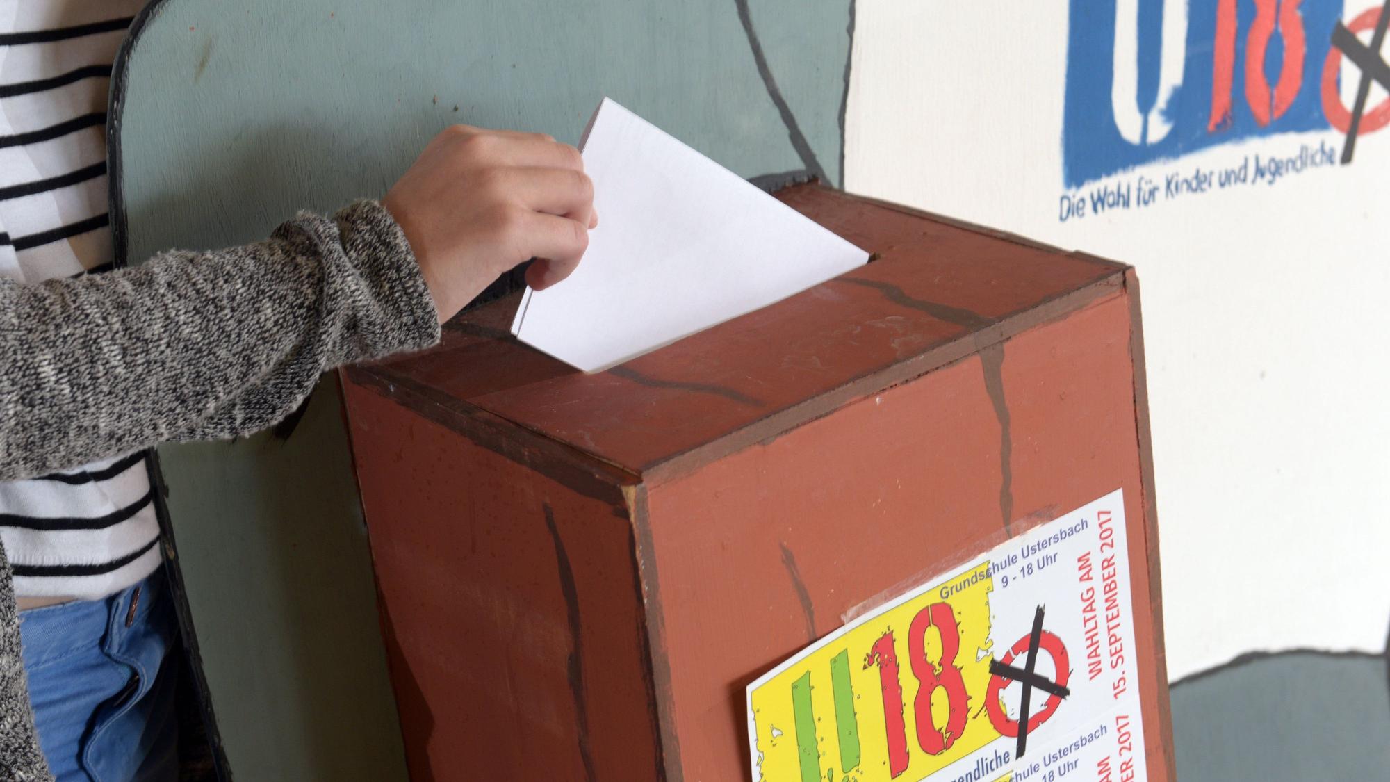 Eine Jugendliche wirft ihren Wahlzettel in die Urne.