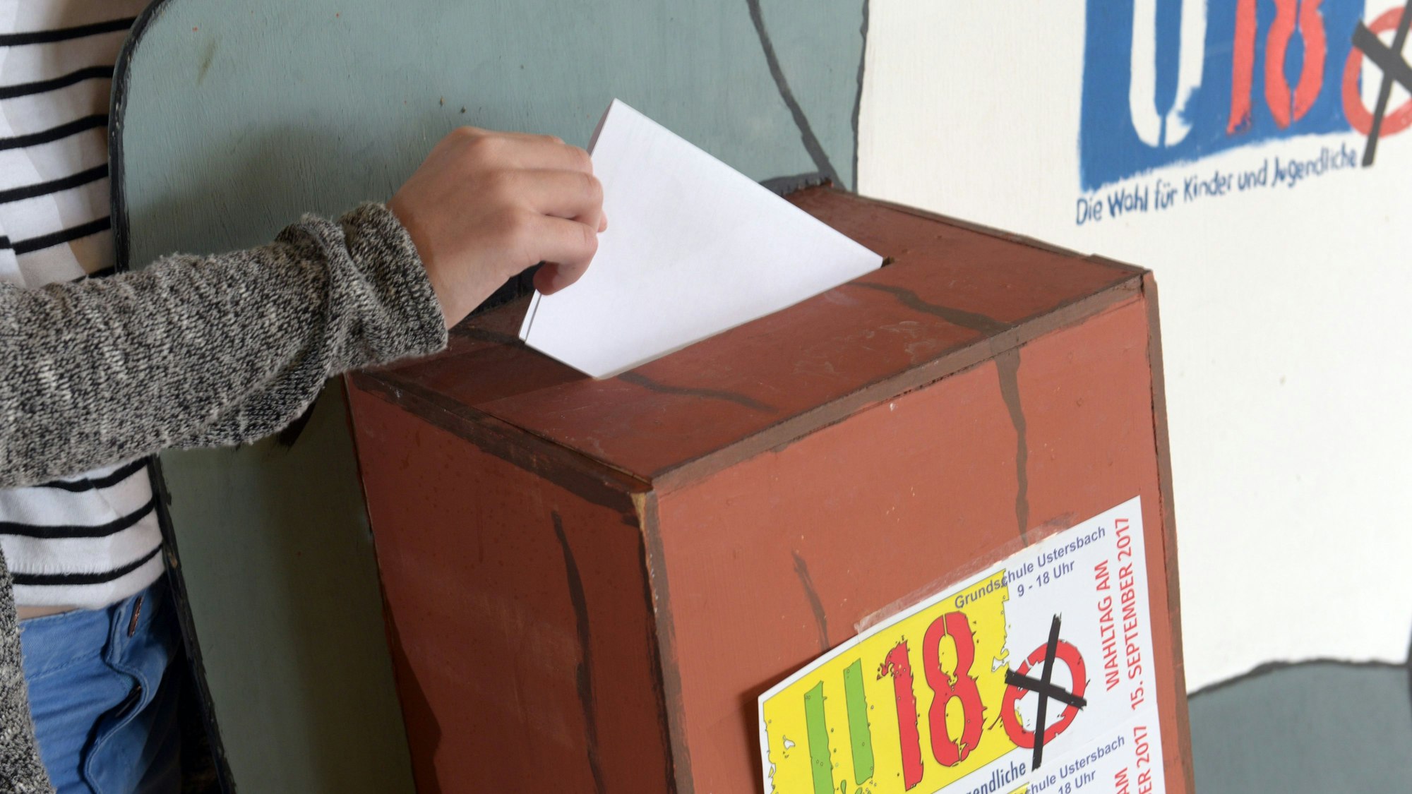 Eine Jugendliche wirft ihren Wahlzettel in die Urne.