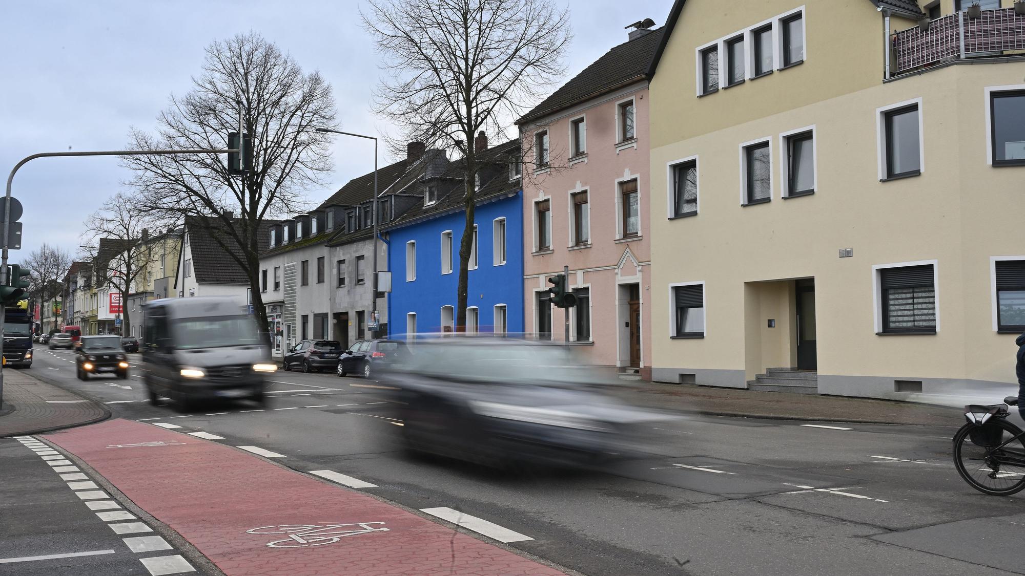 Auf der Straße sind außer Pkw, ein Fahrrad sowie ein Laster unterwegs.