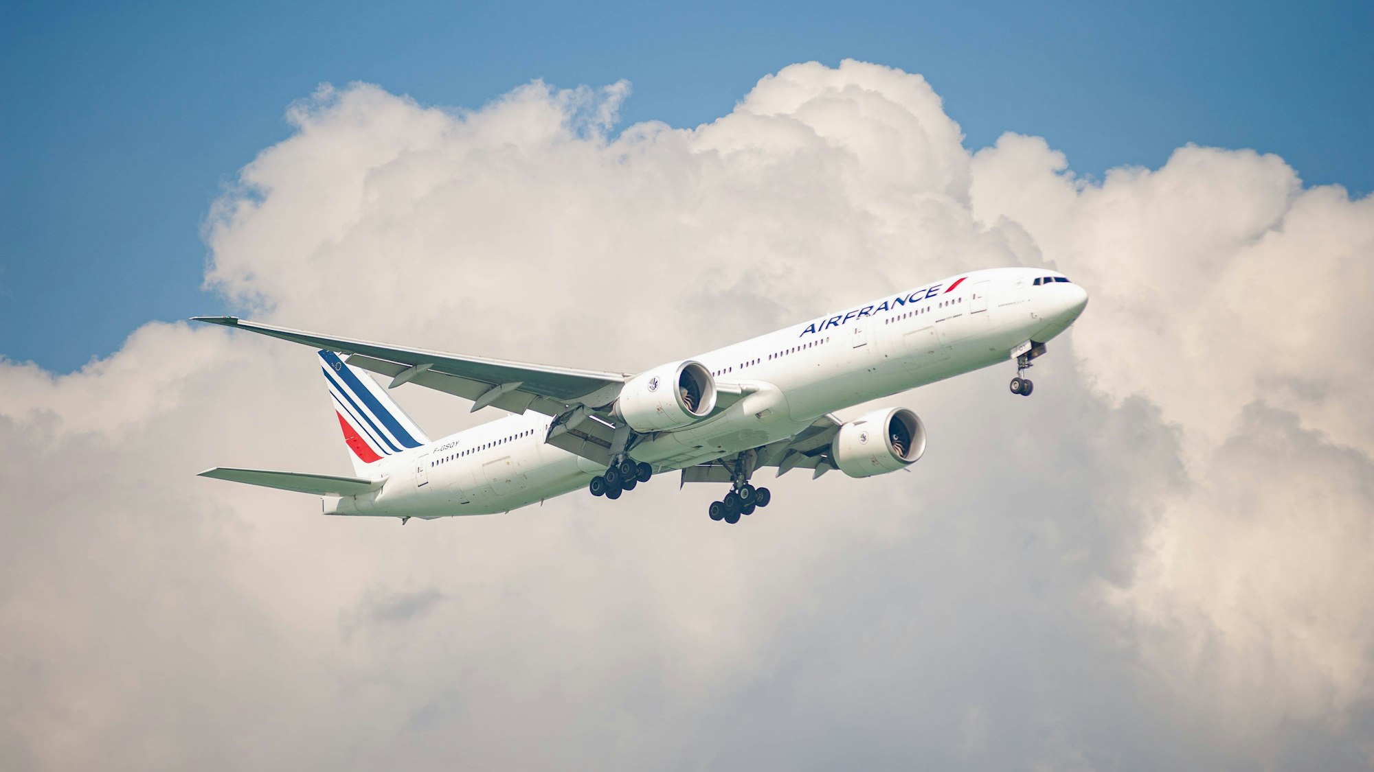 Eine Boeing 777 von Air France beim Landeanflug.