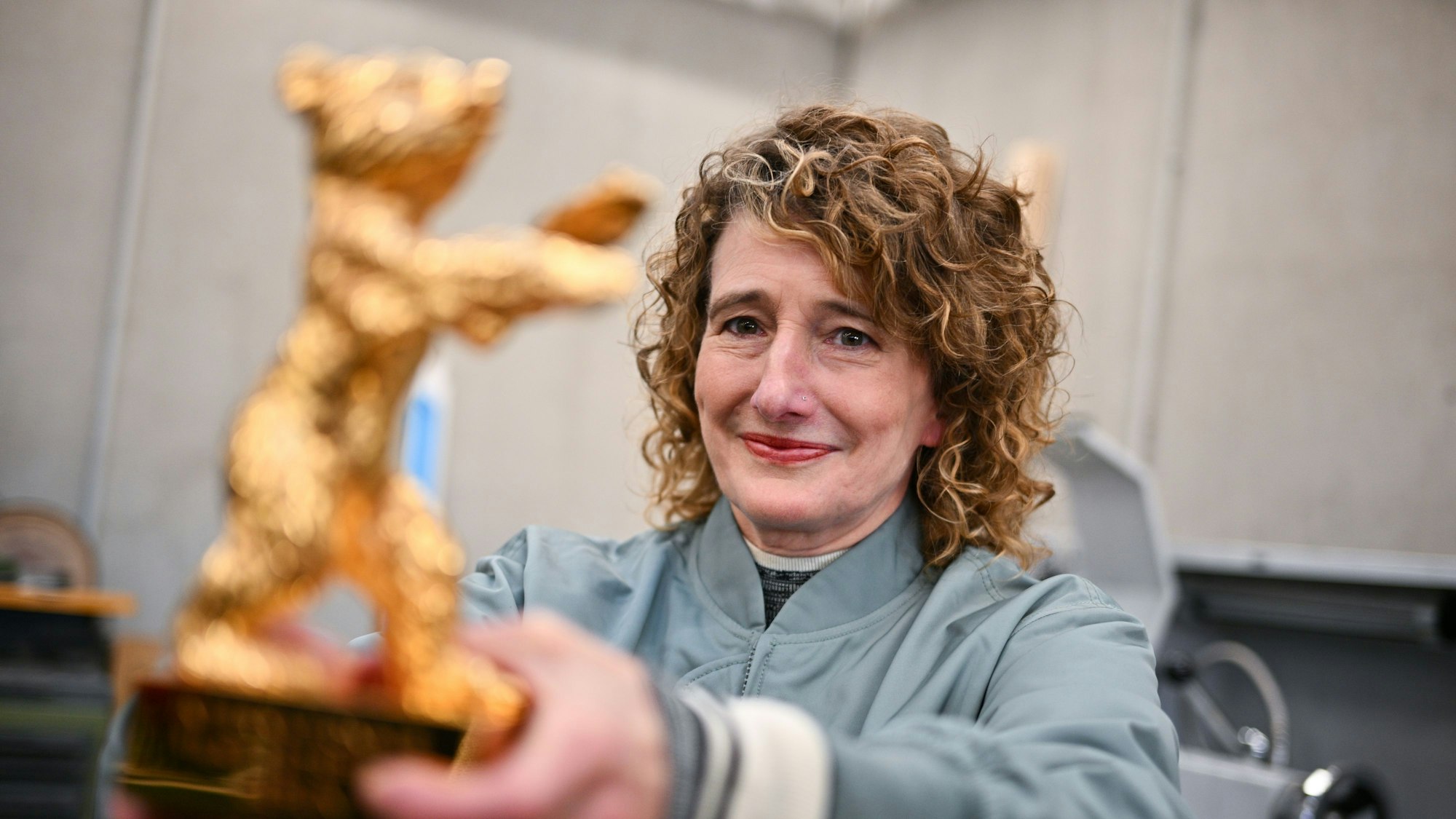 Tricia Tuttle, Intendantin der Berlinale, hält während eines Pressetermins zu der Produktion der Berlinale Bären in der Bildgießerei Hermann Noack einen Muster-Bären in der Hand.