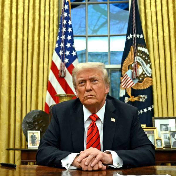 US-Präsident Donald Trump unterzeichnet immer neue Dekrete im Oval Office des Weißen Hauses in Washington.