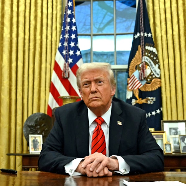 US-Präsident Donald Trump unterzeichnet immer neue Dekrete im Oval Office des Weißen Hauses in Washington.