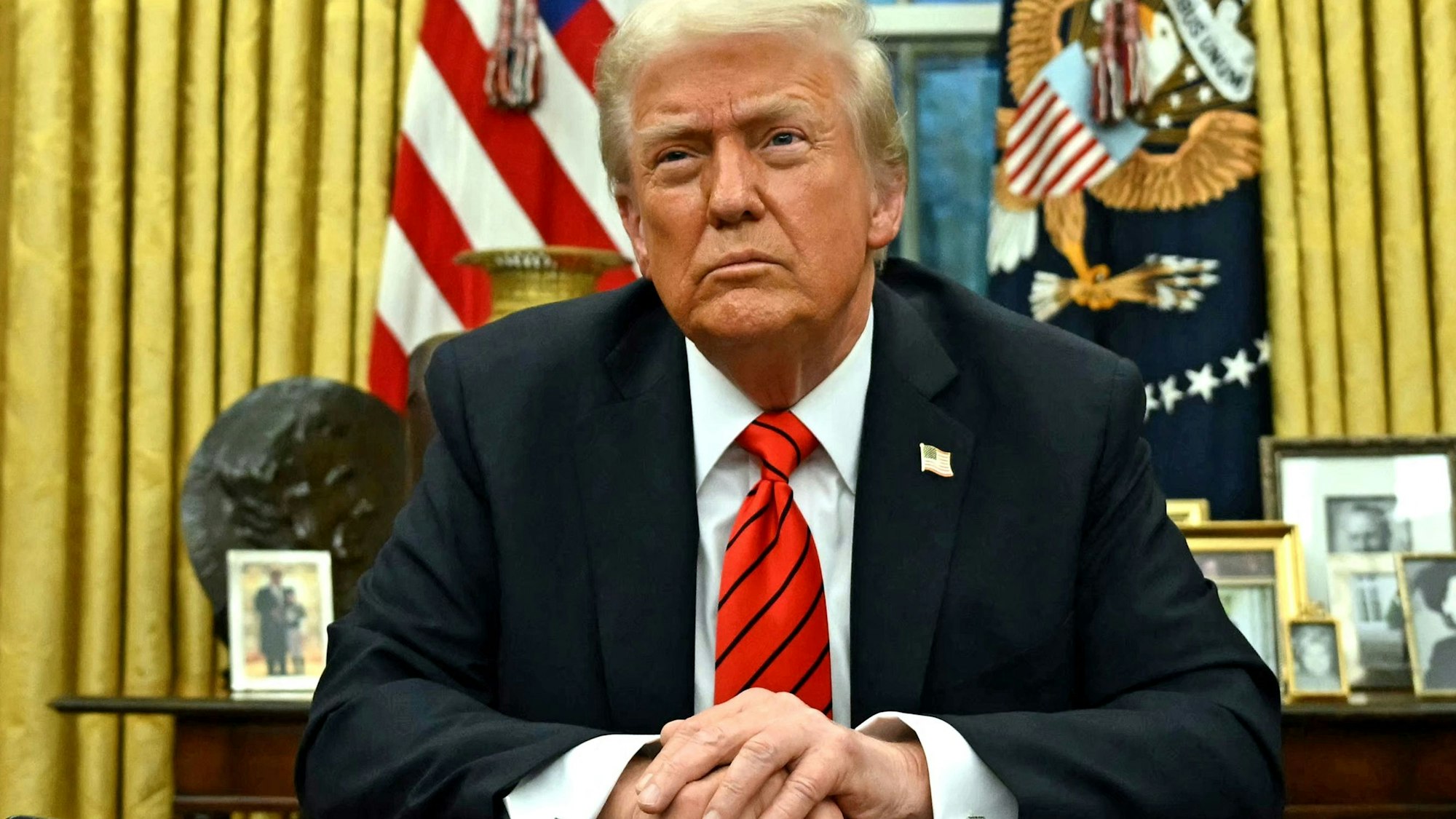 US-Präsident Donald Trump unterzeichnet immer neue Dekrete im Oval Office des Weißen Hauses in Washington.