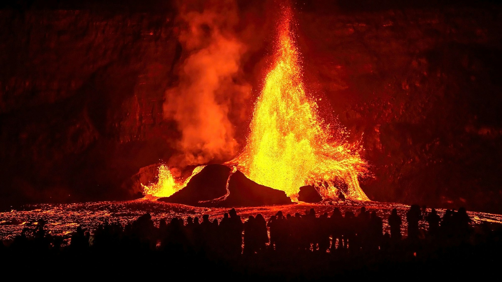 Auf diesem von Janice Wei zur Verfügung gestellten Foto schießt eine große Lavafontäne in den nächtlichen Himmel während eines Ausbruchs des Kilauea-Vulkans im Hawaii.
