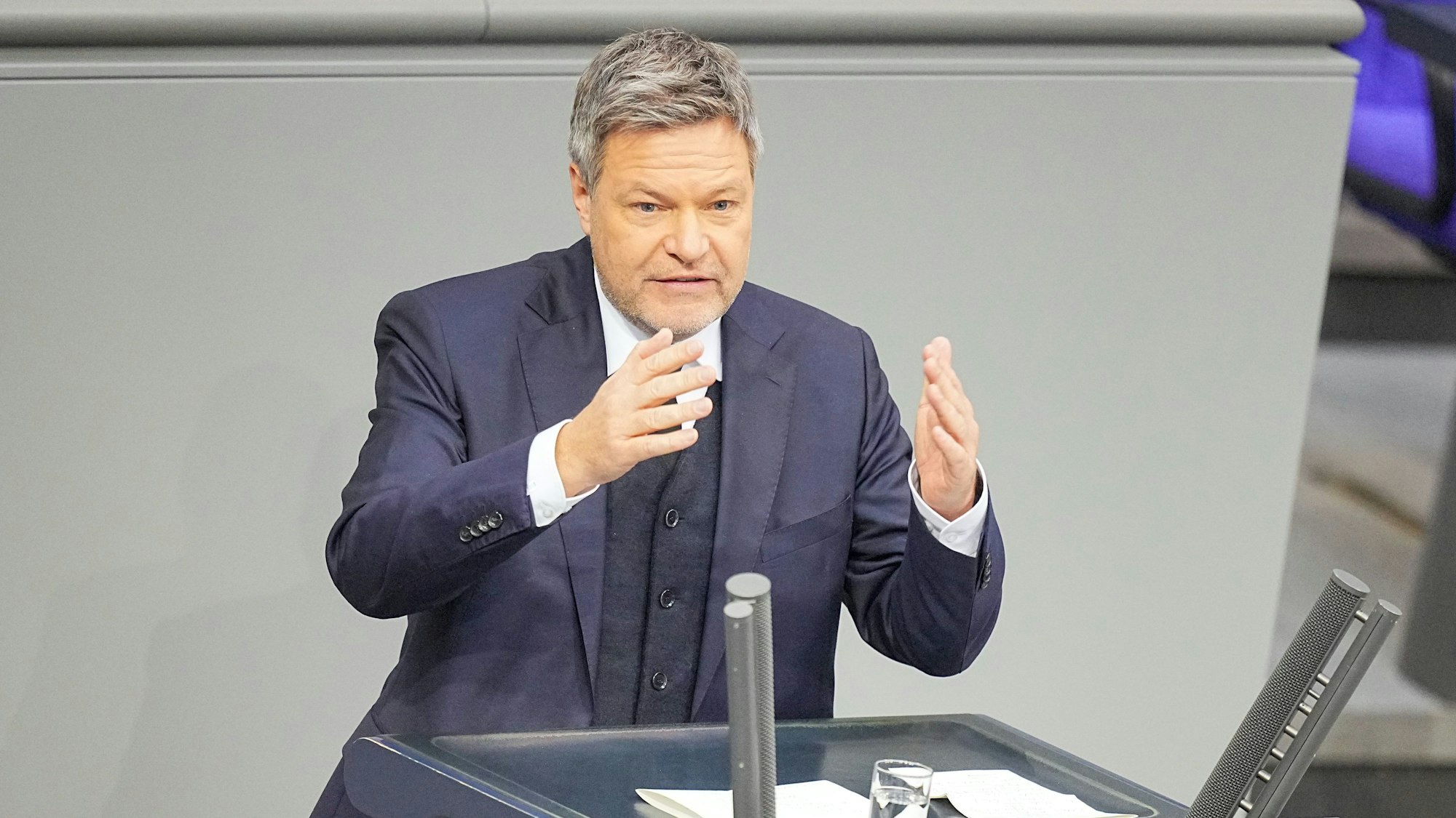 Robert Habeck (Bündnis 90/Die Grünen), Bundesminister für Wirtschaft und Klimaschutz, spricht bei der Debatte im Bundestag.