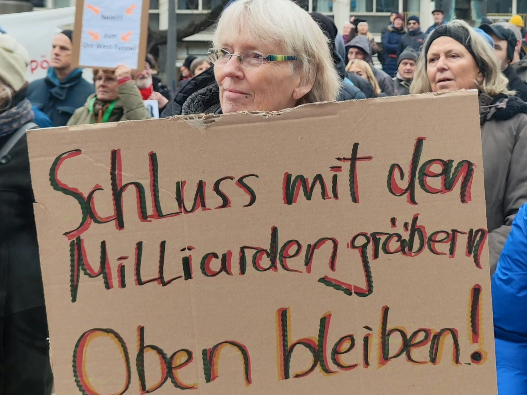 Protestkundgebung vom „Bündnis Verkehrswende Köln“ gegen die Tunnellösung Ost-West-Achse am 12. Dezember 2024 vor dem Rathaus.