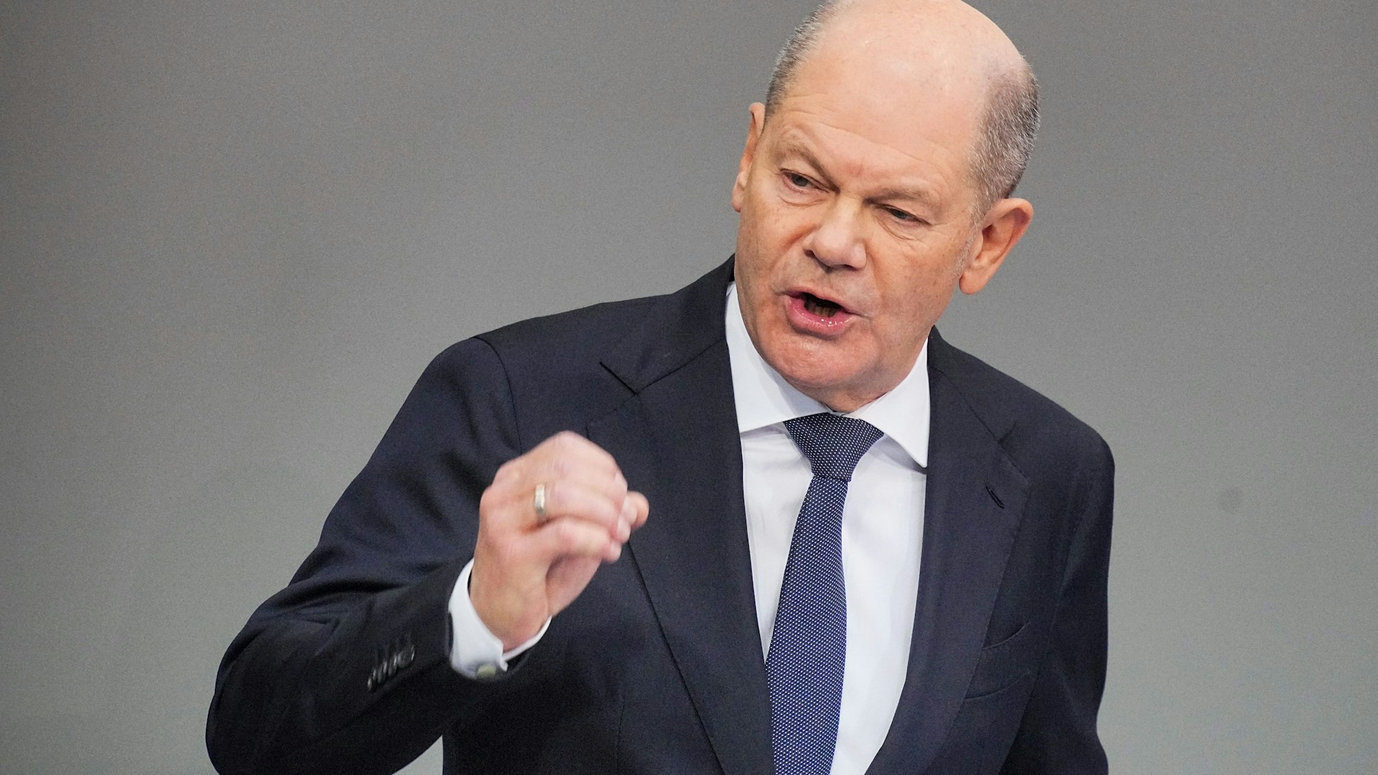 Bundeskanzler Olaf Scholz (SPD) spricht im Bundestag in der Generaldebatte zur Situation in Deutschland.