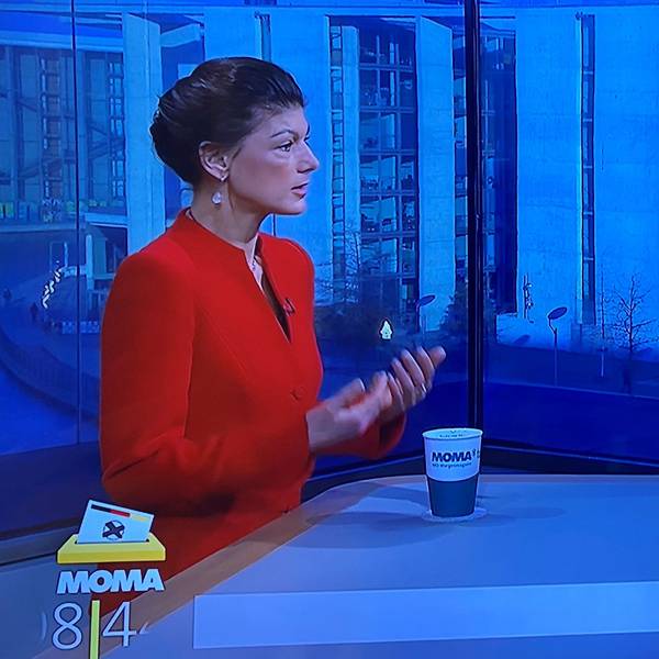 Zu sehen ist ein Bildschirmfoto mit Sascha Lehner und Sahra Wagenknecht.