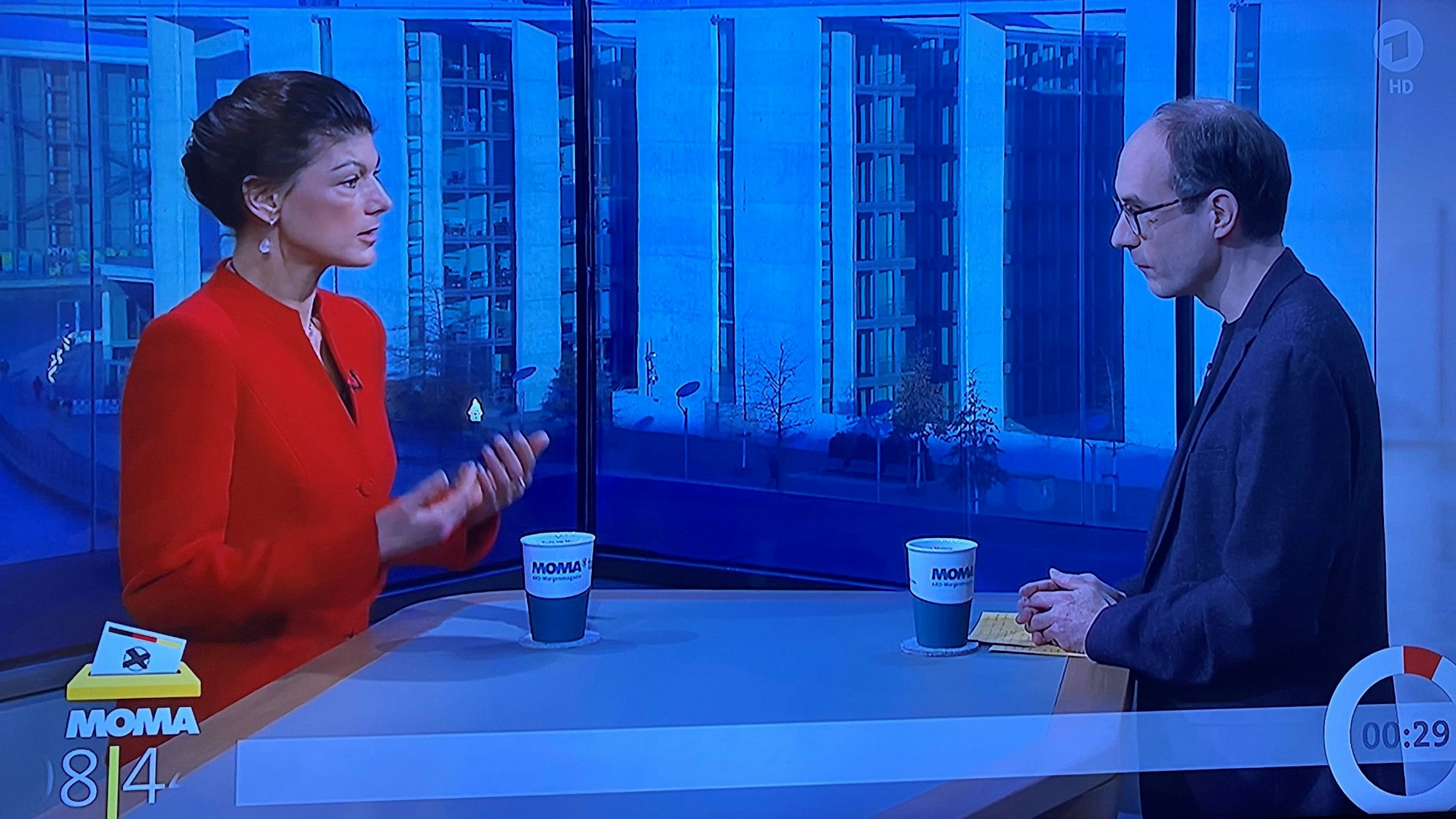 Zu sehen ist ein Bildschirmfoto mit Sascha Lehner und Sahra Wagenknecht.