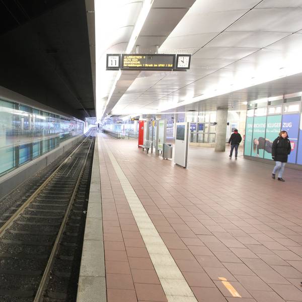 Videoüberwacht sind auch die Stadtbahnsteige im Untergeschoss des Siegburger Bahnhofs. Eine Filmsequenz zeigte den tätlichen Angriff und den Sturz des Opfers ins Gleisbett.