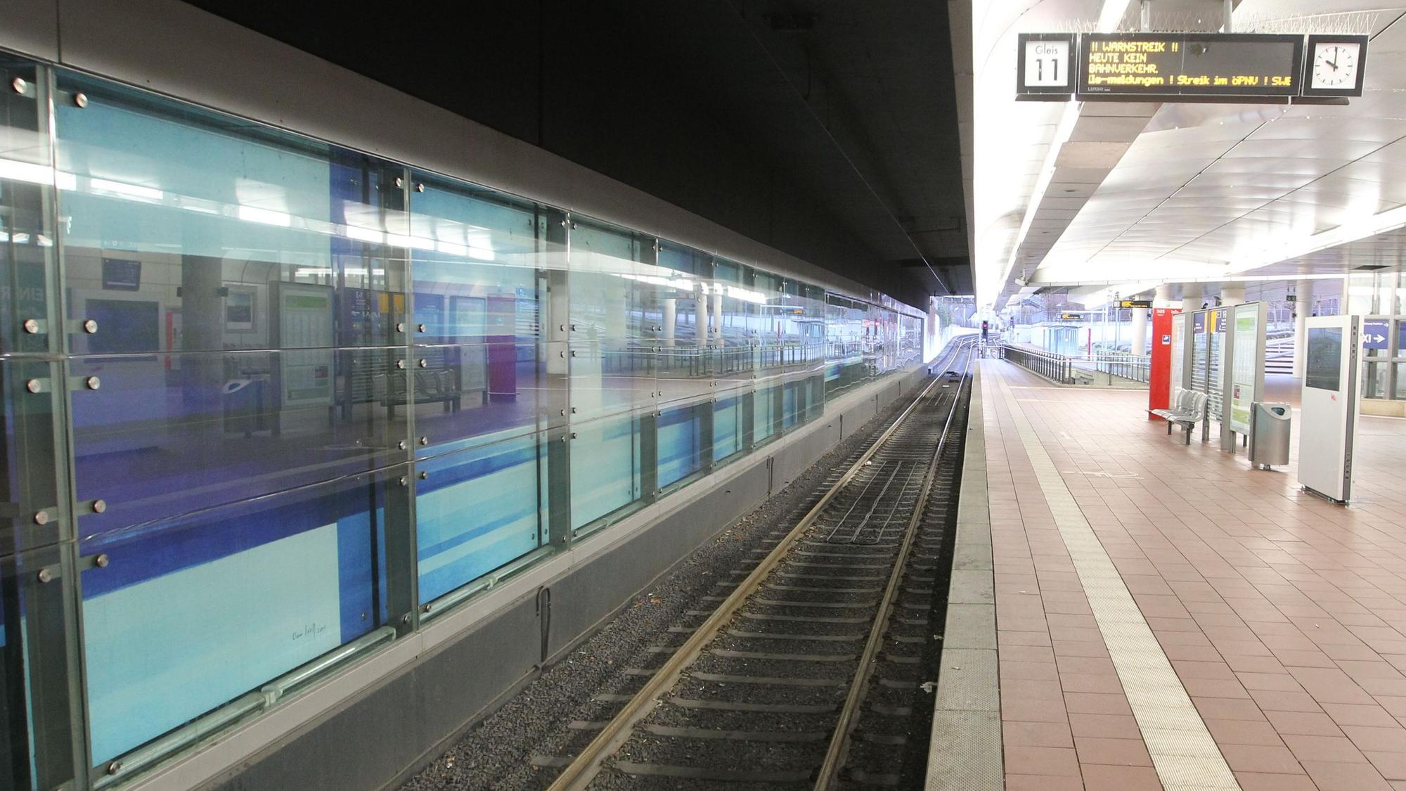 Videoüberwacht sind auch die Stadtbahnsteige im Untergeschoss des Siegburger Bahnhofs. Eine Filmsequenz zeigte den tätlichen Angriff und den Sturz des Opfers ins Gleisbett.