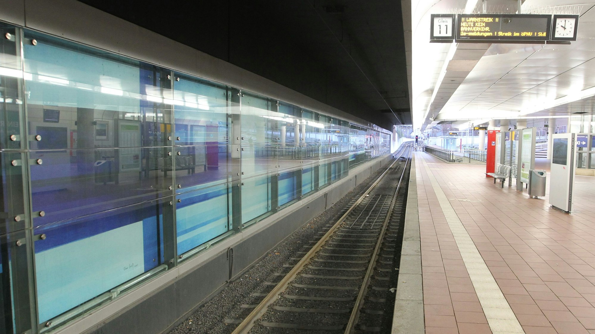 Videoüberwacht sind auch die Stadtbahnsteige im Untergeschoss des Siegburger Bahnhofs. Eine Filmsequenz zeigte den tätlichen Angriff und den Sturz des Opfers ins Gleisbett.