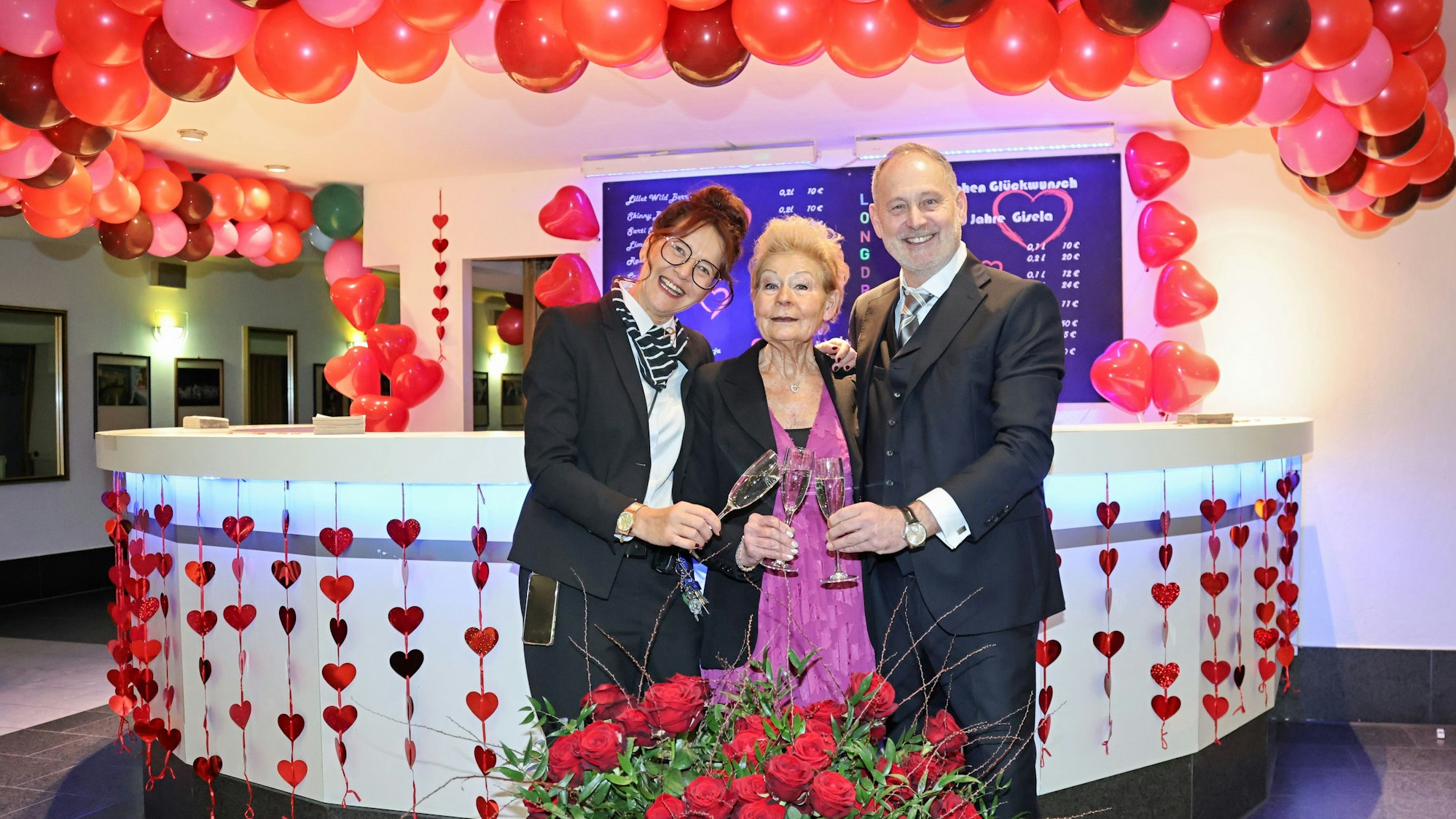 Seit 50 Jahren steht Gisela Mölken hinter der Sekt-Theke im Sartory.