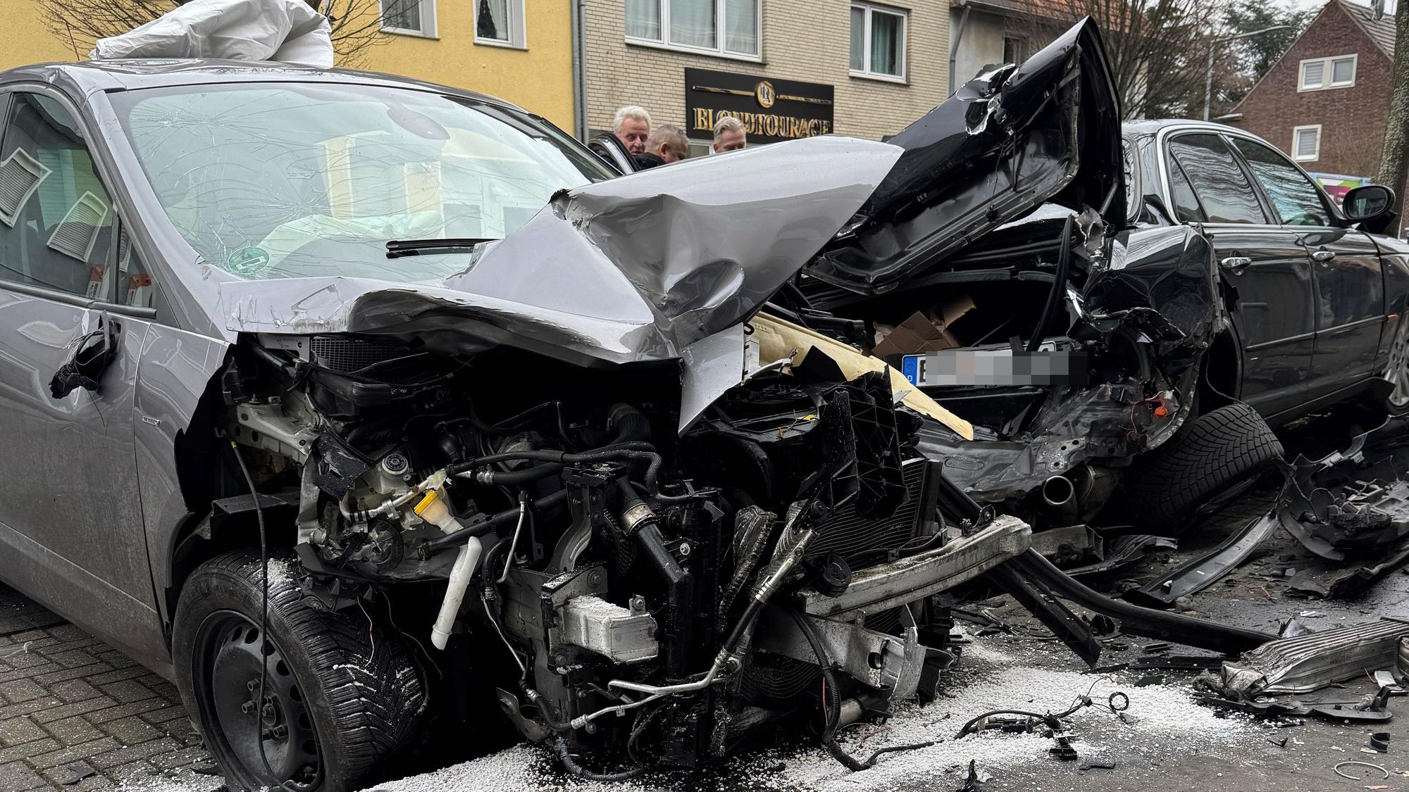 Das Bild zeigt zwei beschädigte Autos