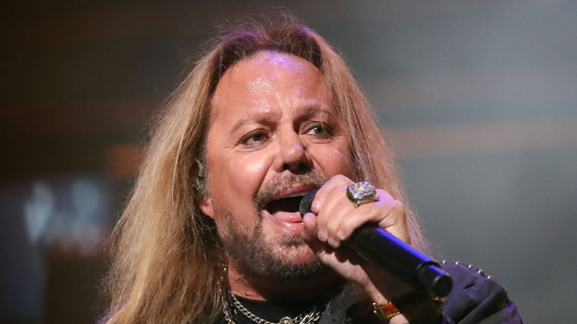 Mötley Crüe-Sänger Vince Neil auf der Bühne.