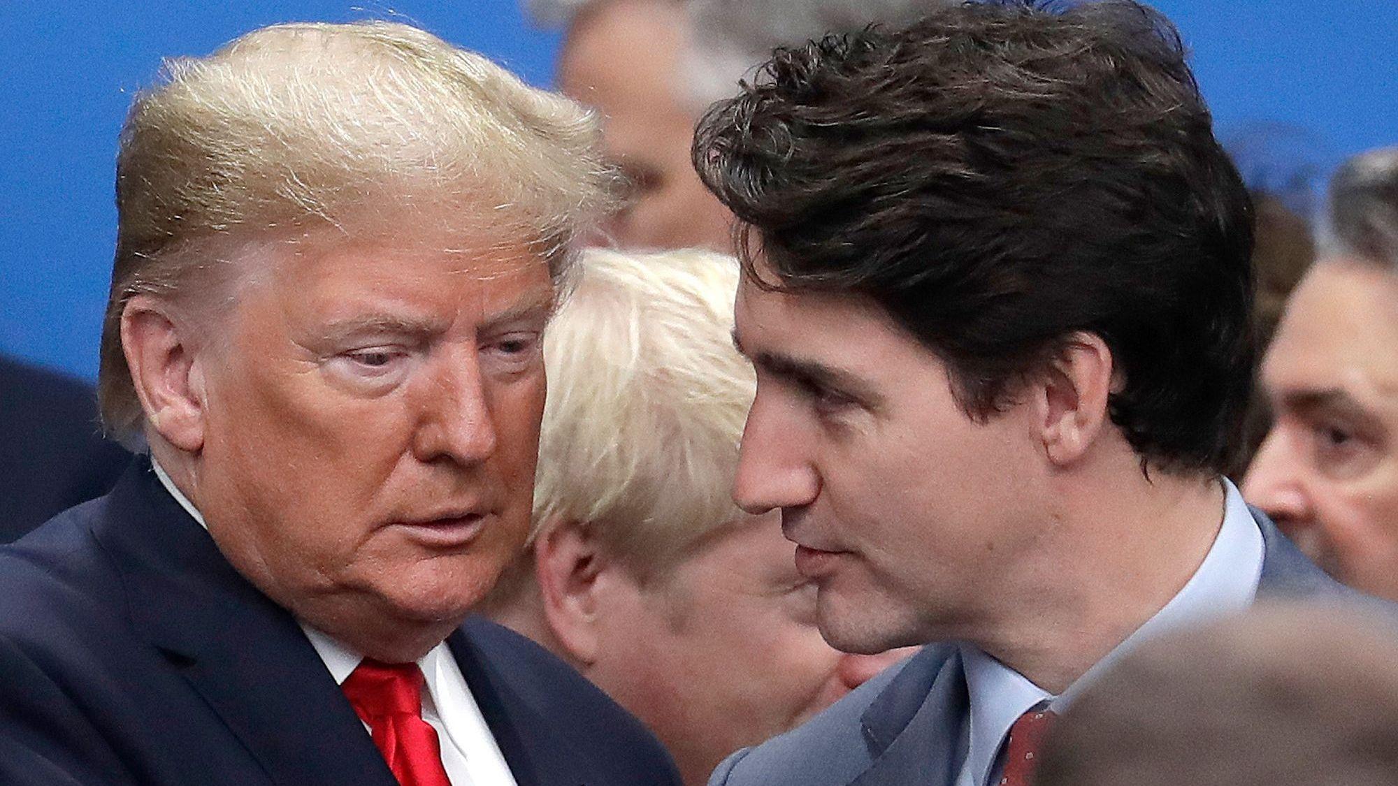 Donald Trump (l.), Präsident der Vereinigten Staaten, und Justin Trudeau, Premierminister von Kanada, schütteln sich die Hände. (Archivbild)