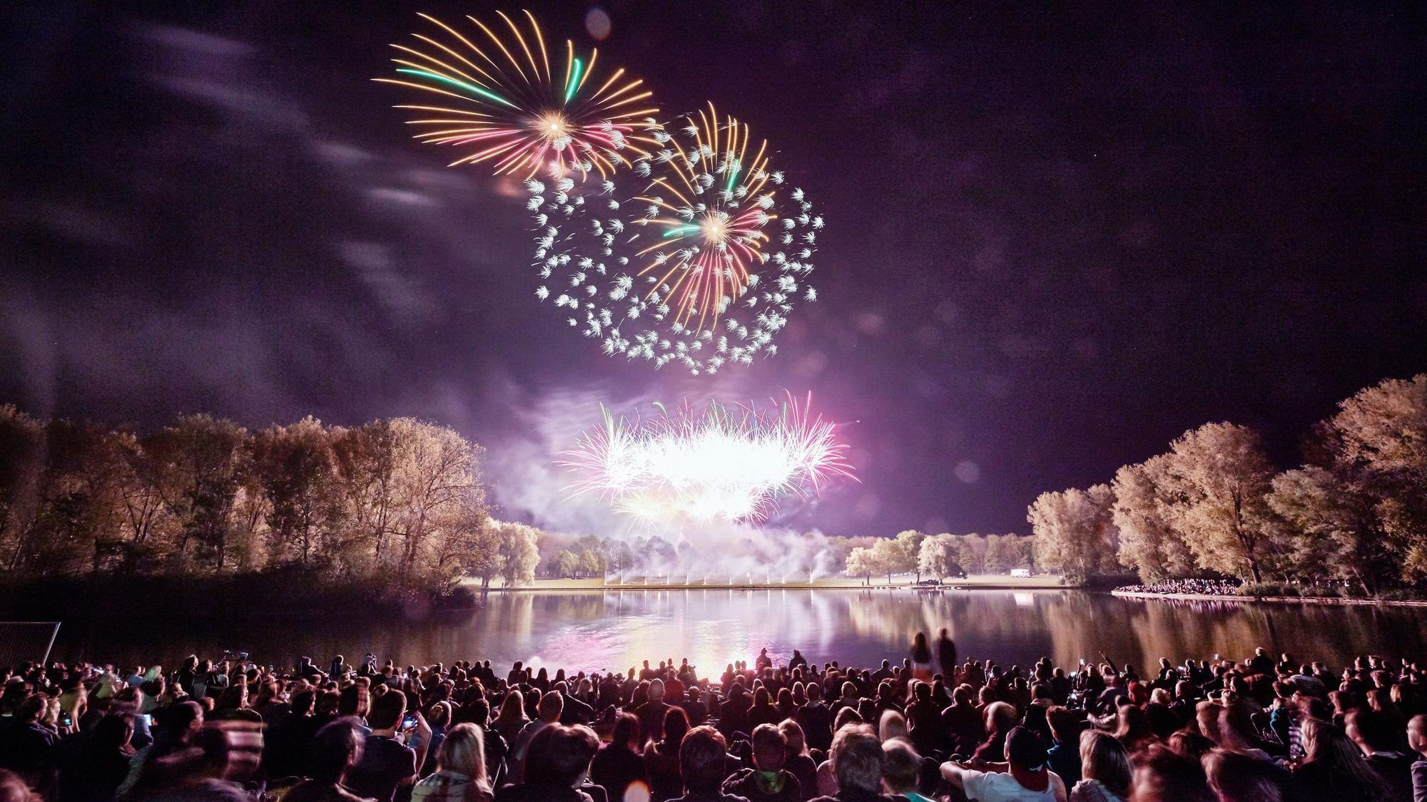 Das Feuerwerk bei „Rhein in Flammen“ über dem Rheinauensee und der Vogelinsel in der Bonner Rheinaue.