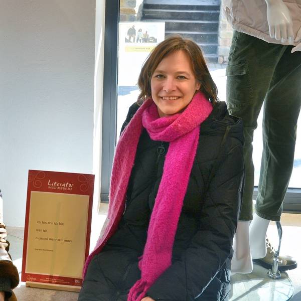 Waltraud Stening und Antje Lehbrink zeigen ein Beispiel für die Literatur im Schaufenster.
