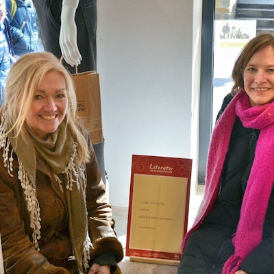 Waltraud Stening und Antje Lehbrink zeigen ein Beispiel für die Literatur im Schaufenster.