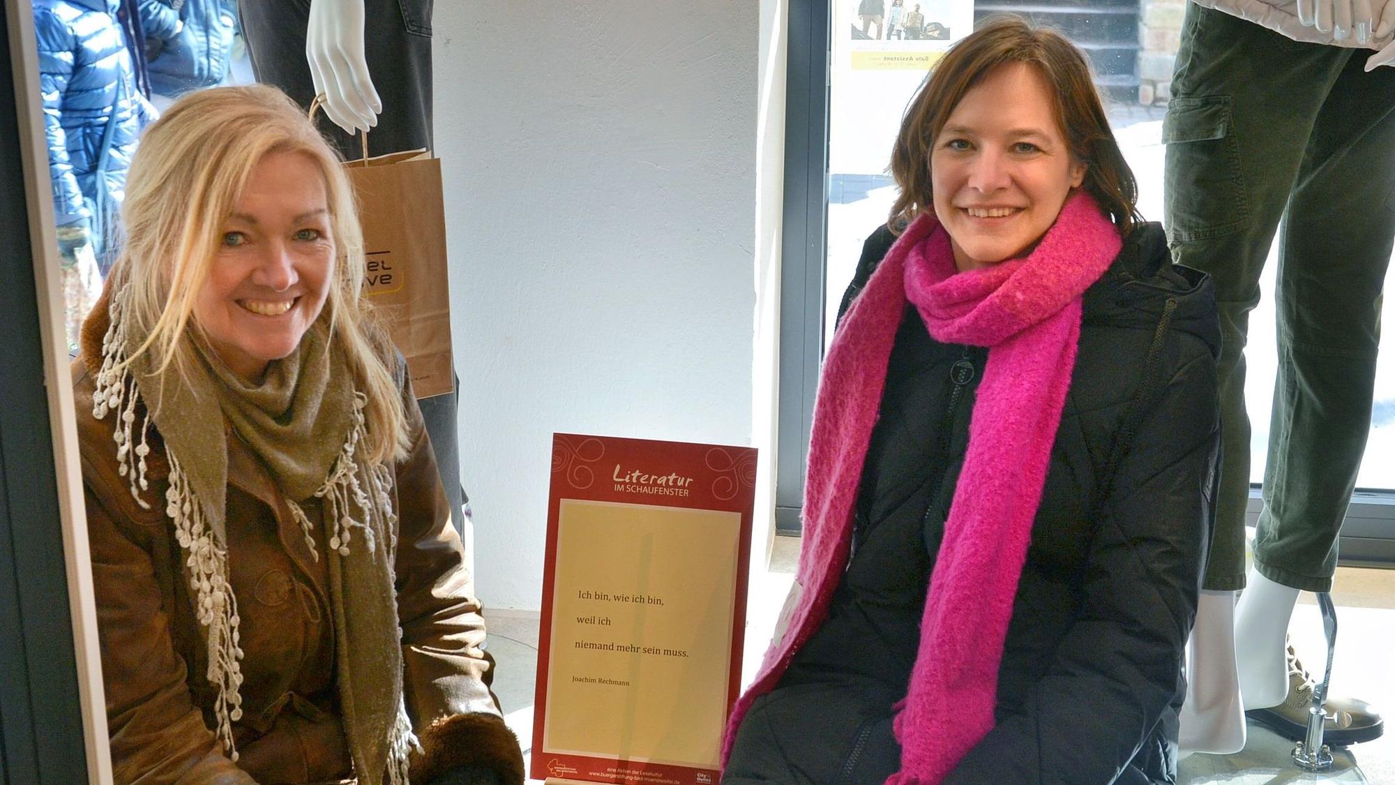 Waltraud Stening und Antje Lehbrink zeigen ein Beispiel für die Literatur im Schaufenster.