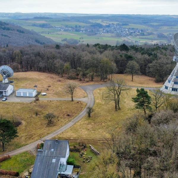 Eine Luftaufnahme des Astropeilers Stockert bei Eschweiler zeigt das Gelände um die Radioteleskope.
