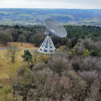 Eine Luftaufnahme des Astropeilers Stockert bei Eschweiler zeigt das Gelände um die Radioteleskope.