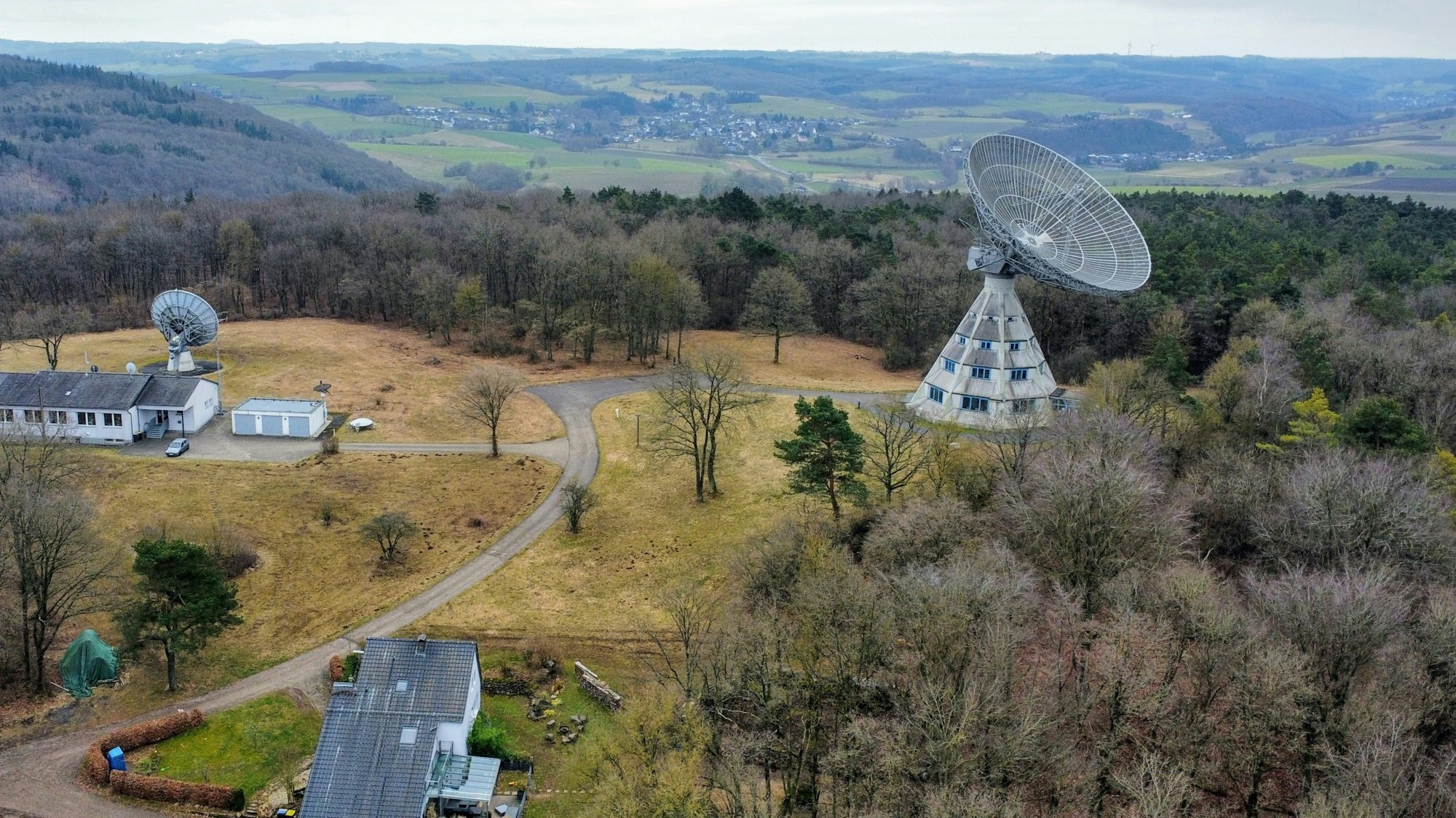 Eine Luftaufnahme des Astropeilers Stockert bei Eschweiler zeigt das Gelände um die Radioteleskope.