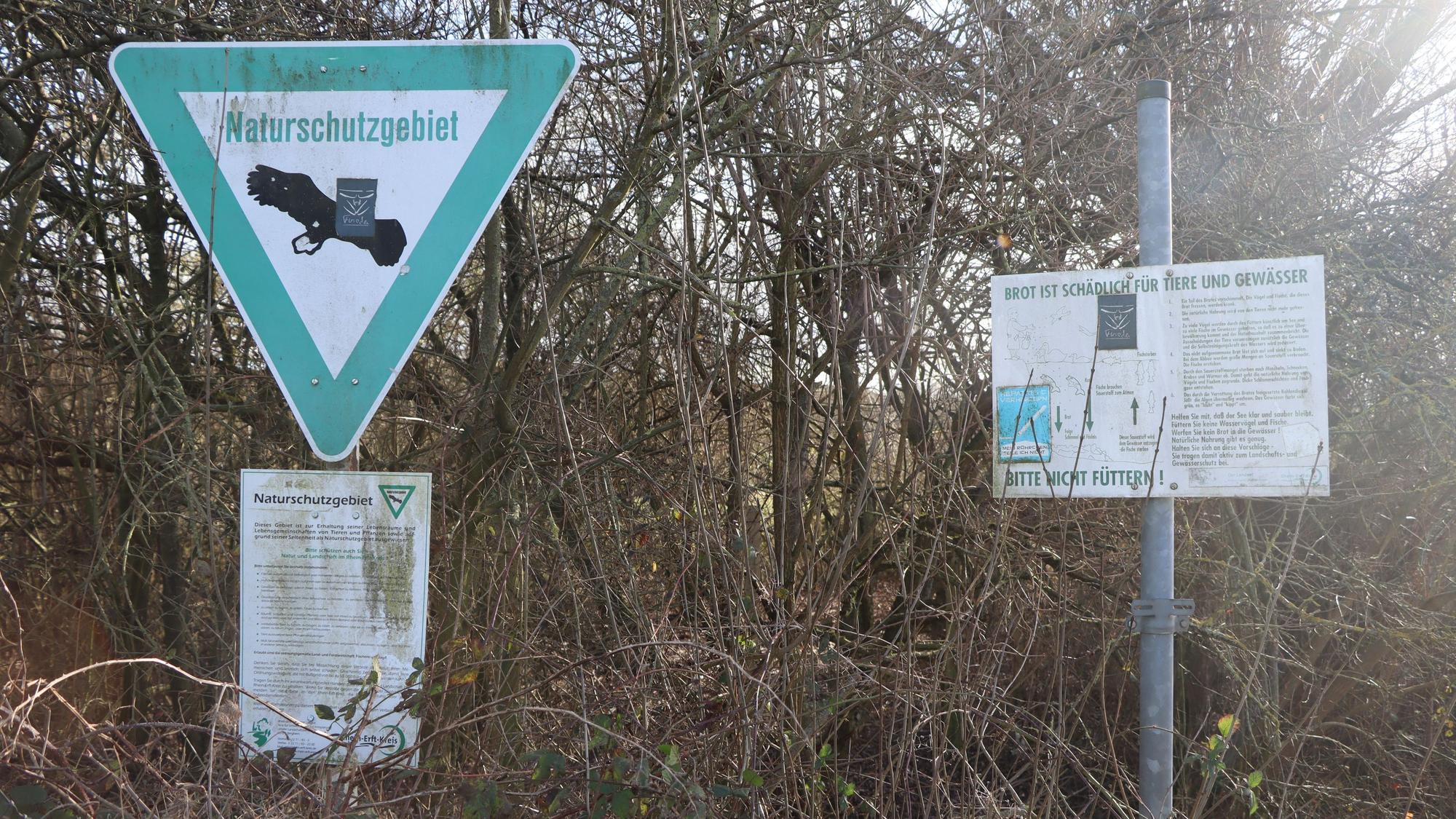 Zu sehen sind Schilder in eiem Naturschutzgebiet.