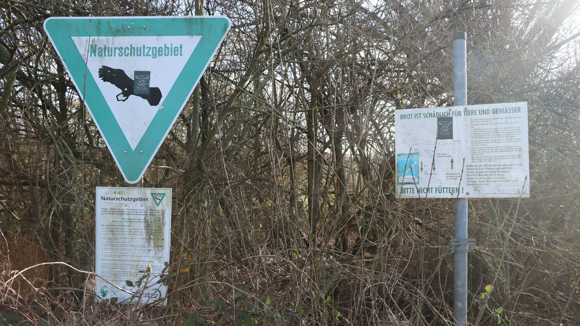 Zu sehen sind Schilder in eiem Naturschutzgebiet.