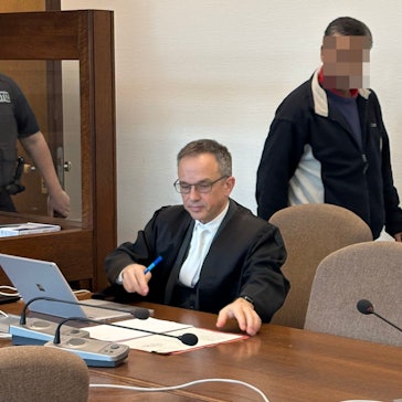 Der Angeklagte mit seinem Verteidiger beim Prozessauftakt im Kölner Landgericht