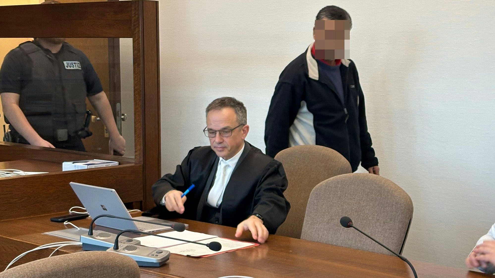 Der Angeklagte mit seinem Verteidiger beim Prozessauftakt im Kölner Landgericht