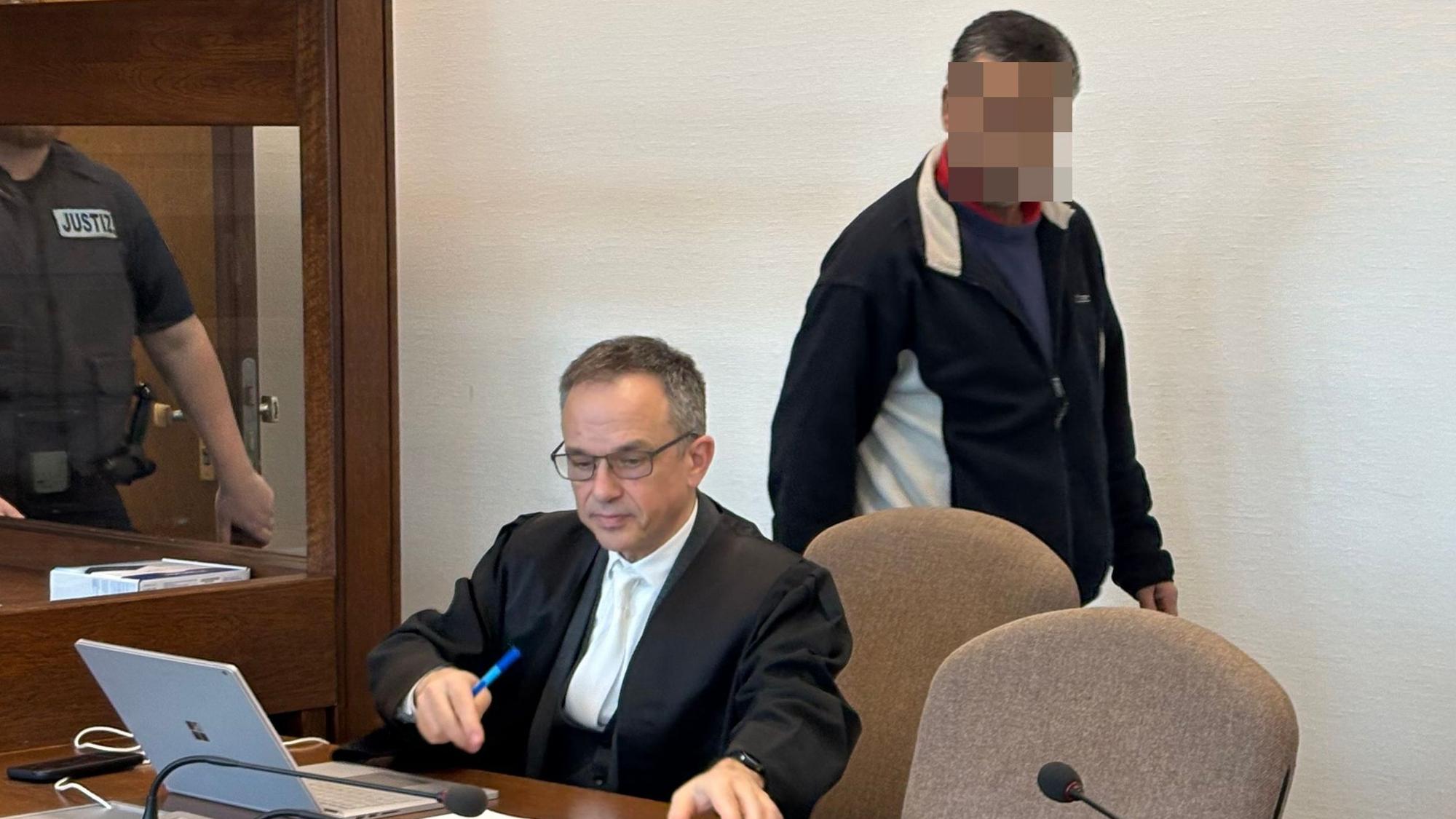 Der Angeklagte mit seinem Verteidiger beim Prozessauftakt im Kölner Landgericht