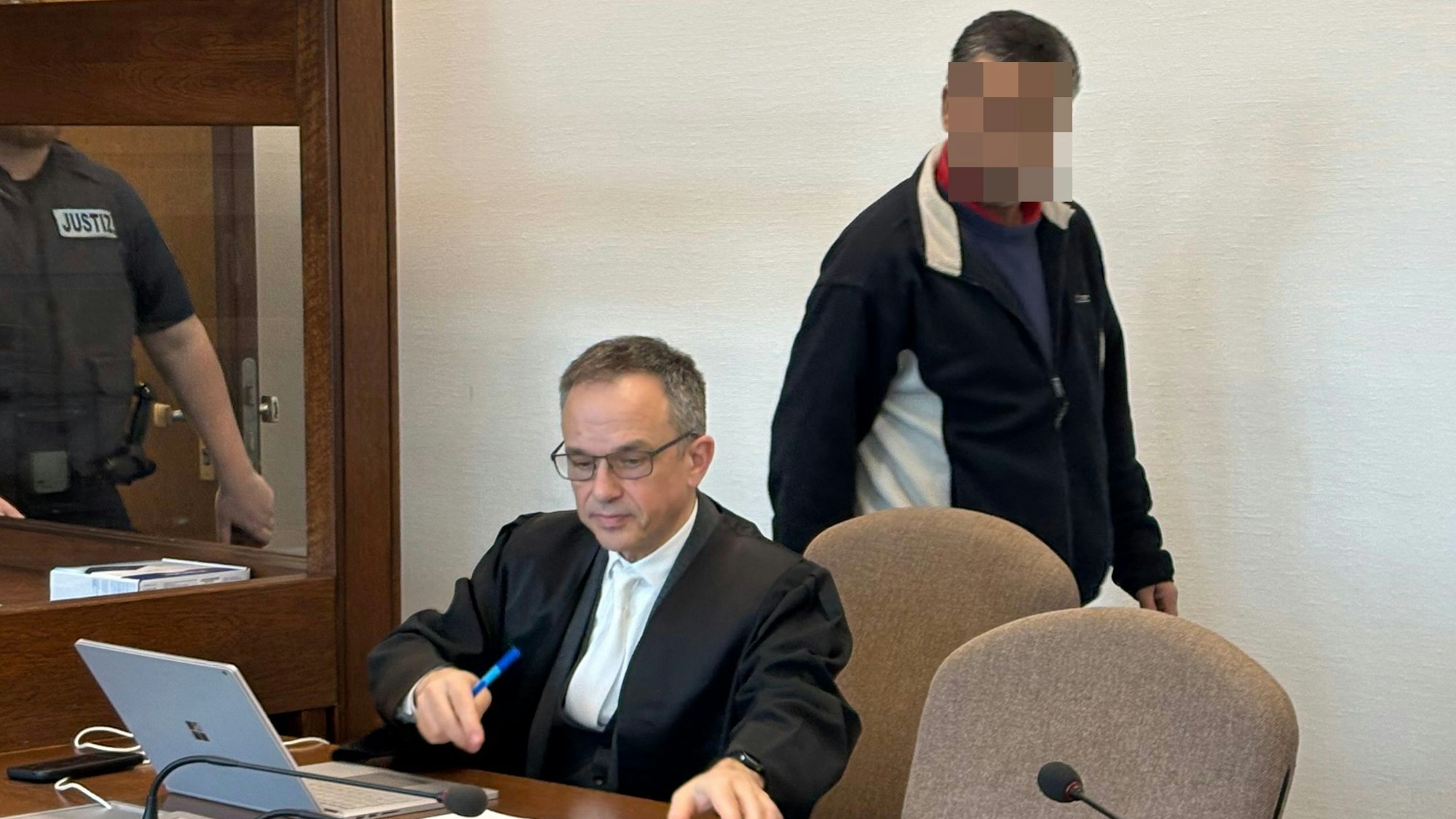 Der Angeklagte mit seinem Verteidiger beim Prozessauftakt im Kölner Landgericht