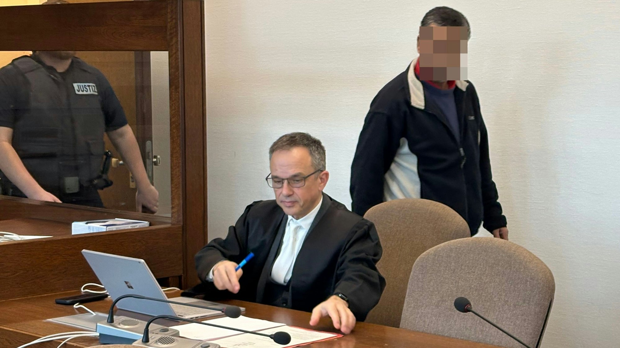 Der Angeklagte mit seinem Verteidiger beim Prozessauftakt im Kölner Landgericht